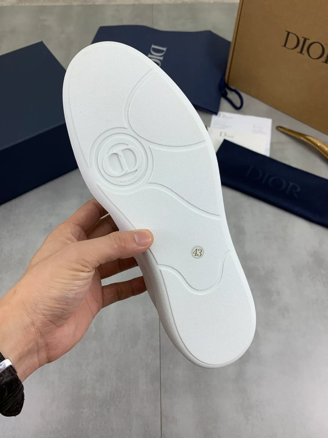Men's men's shoes 💰P542 New Dior B01 top version of moral training shoes! ! ! White first-layer cowhide, fully oiled upper, original TPU molded outsole. New to the Fall 2025 collection, this sneaker marks the return of Dior’s classic style, reinterpreted in a stylish and elegant silhouette. Crafted from white smooth first-grain cowhide with a tonal silk sheepskin lining, it features the Dior logo on the tongue and inner sides, and a CD icon on the heel. Paired with Tpu anti-slip soles of the same color, it can be matched with various styles to create a sophisticated look.  Code number: 39-45 Complete package with airplane box